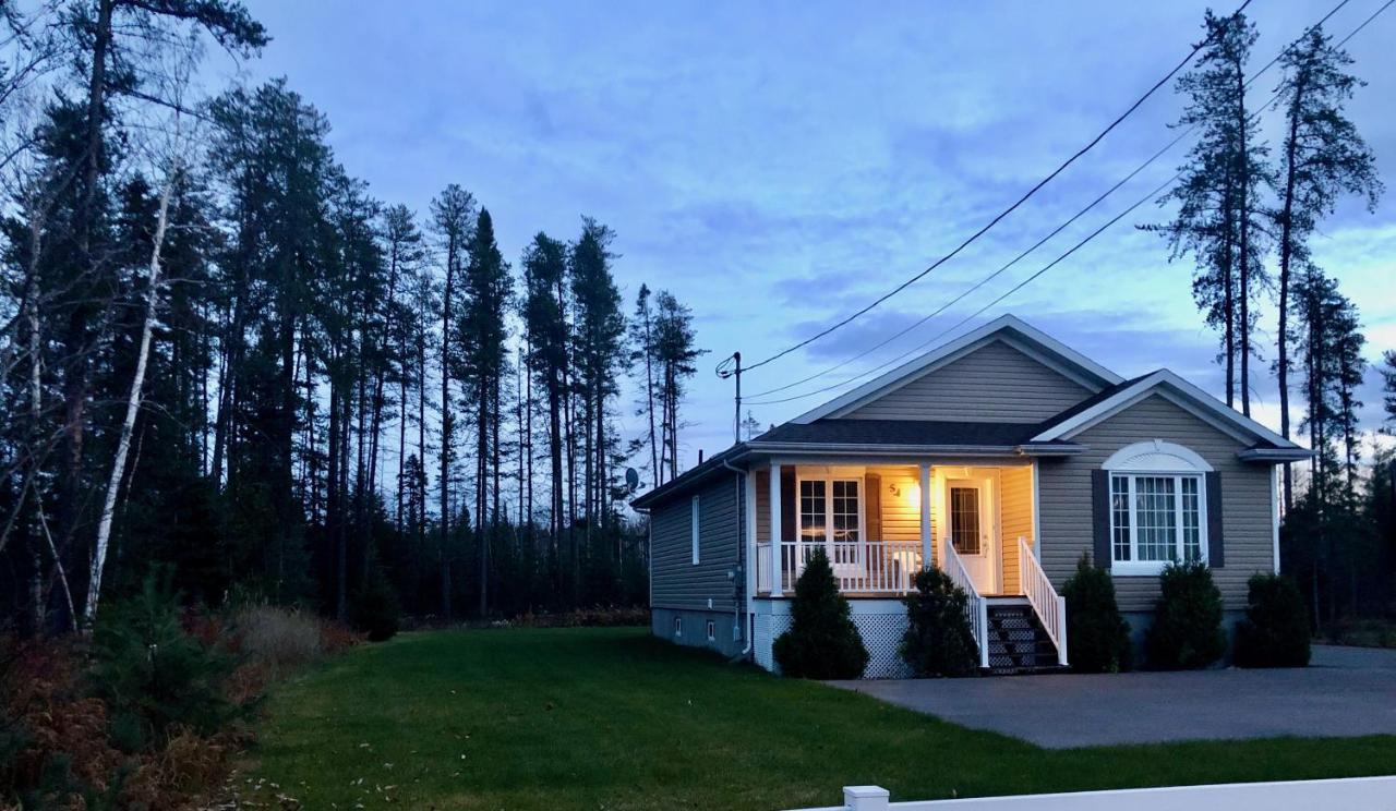 Le Chalet De Claude, Au Pied Des Monts-Valin Saint-David-de-Falardeau Buitenkant foto