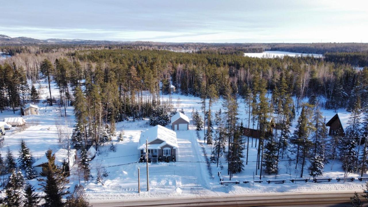 Le Chalet De Claude, Au Pied Des Monts-Valin Saint-David-de-Falardeau Buitenkant foto